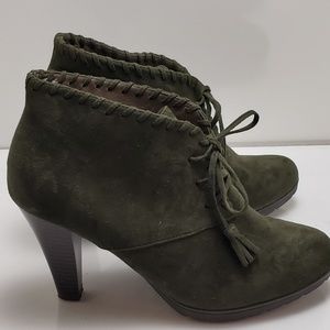 White Mountain Ankle boot 3 inch heel size 81\2